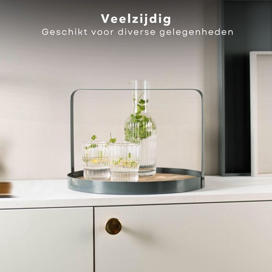 Ronde bamboe serveerplank met metalen handvat, gevuld met waterkaraf en glazen.