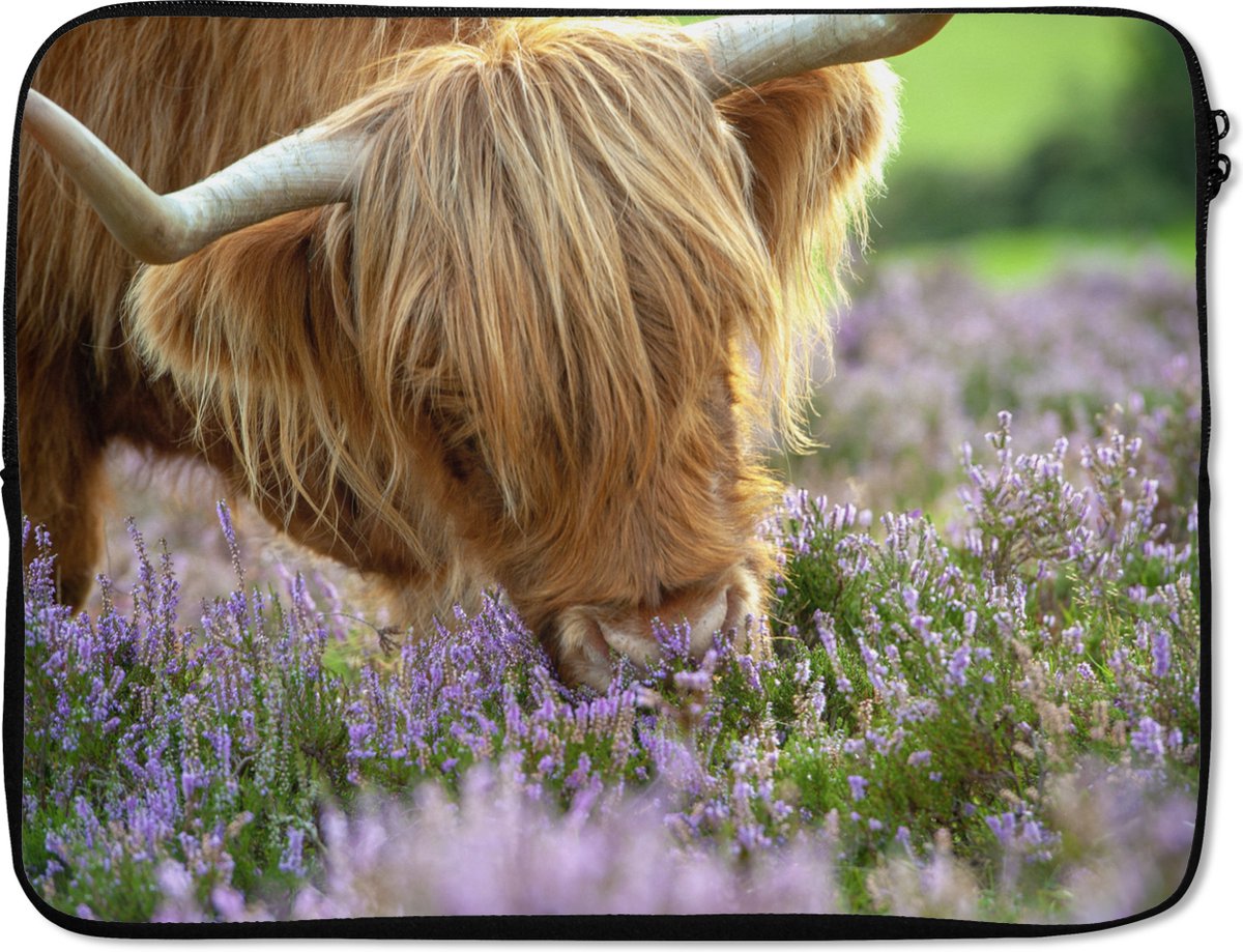 Laptophoes 15.6 inch - Schotse Hooglander - Gras - Heide - Dieren - Laptop sleeve - Binnenmaat 37x26 cm - Zwarte achterkant