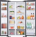 Open zilverkleurige Samsung Amerikaanse koelkast vol met diverse etenswaren, groenten, fruit, dranken en verpakkingen.