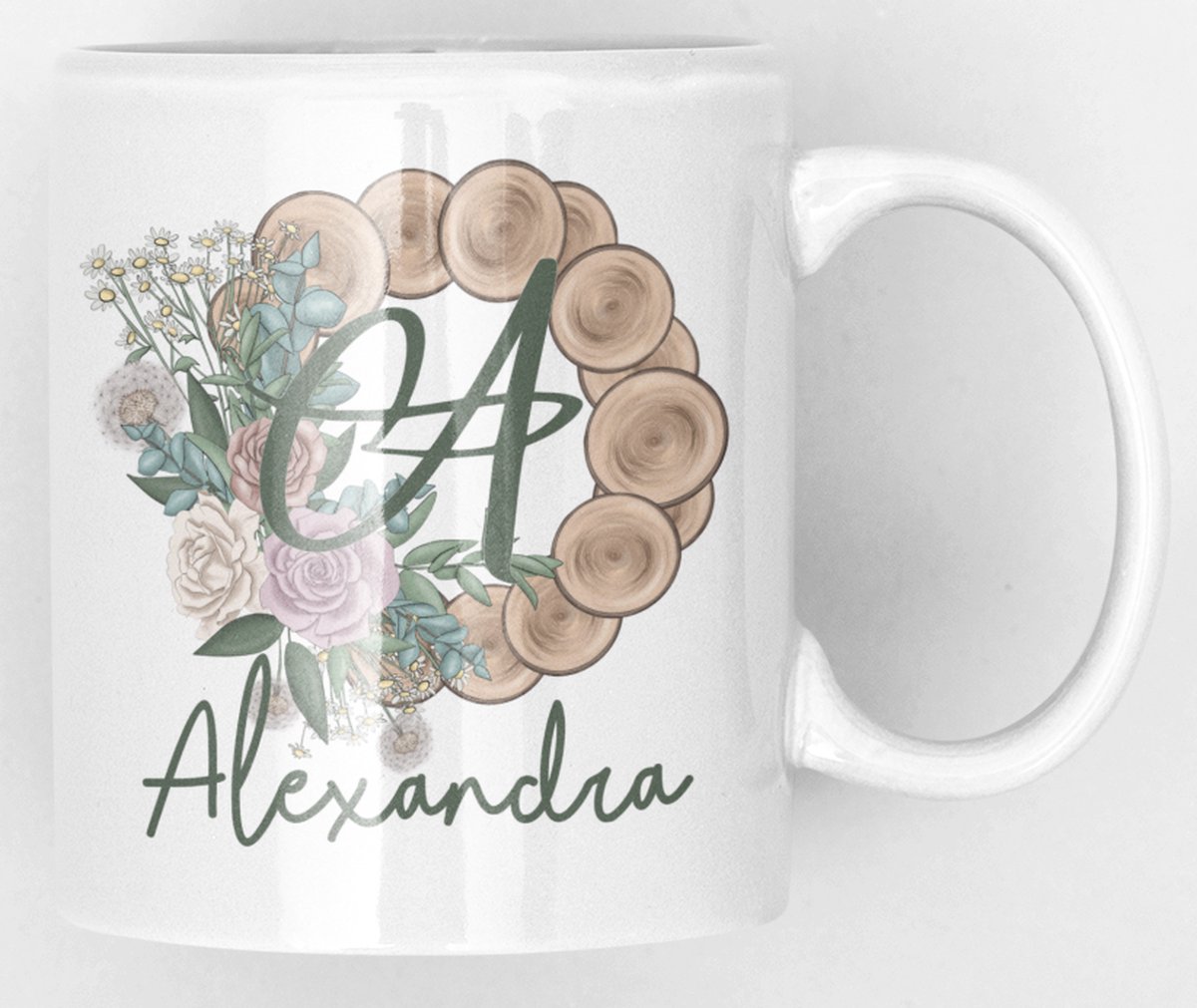 Mok met monogram en naam in boomstam met bloemen