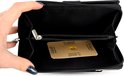 Hand die een zwarte, leren portemonnee opent, met creditcard en RFID-kaart erin.