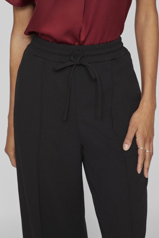 Zwarte wijde broek met trekkoord en steekzakken.