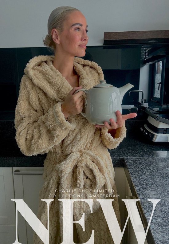 Beige badjas met capuchon van zacht fleece, met 'NEW - Charlie Choe Limited Collections - Amsterdam' tekst.