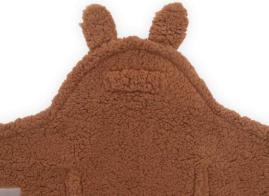 Bruine baby wikkeldeken met konijnenoren en gebreide textuur.