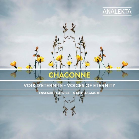CD-hoes met symmetrische reflectie van gele bloemen en grassen tegen een grijze hemel. Titel: Chaconne, Voix d'éternité - Voices of eternity.