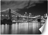 Trend24 - Behang - Brooklyn Bridge 'S Nachts - Vliesbehang - Fotobehang - Behang Woonkamer - 100x70 cm - Incl. behanglijm