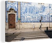 Canvas schilderij 150x100 cm - Wanddecoratie Toerist loopt door de straten van de havenstad Porto, Portugal - Muurdecoratie woonkamer - Slaapkamer decoratie - Kamer accessoires - Schilderijen