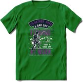 A bad Day Fishing - Vissen T-Shirt | Paars | Grappig Verjaardag Vis Hobby Cadeau Shirt | Dames - Heren - Unisex | Tshirt Hengelsport Kleding Kado - Donker Groen - L