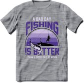 A Bad Day Fishing - Vissen T-Shirt | Paars | Grappig Verjaardag Vis Hobby Cadeau Shirt | Dames - Heren - Unisex | Tshirt Hengelsport Kleding Kado - Donker Grijs - Gemaleerd - L