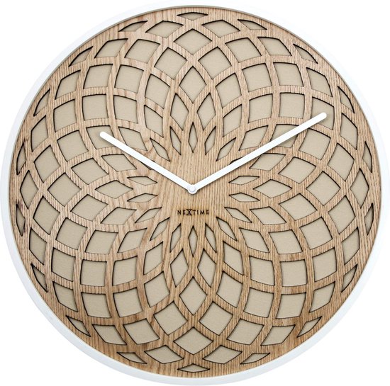 Wit frame met een houten wijzerplaat met een open, geometrisch patroon. Witte wijzers en het 'NeXtime' logo.