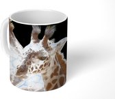 Mok - Baby giraffe met moeder voor een zwarte achtergond - 350 ML - Beker