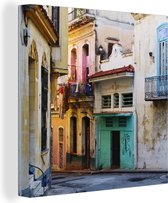 Canvas Schilderij Kleurrijke straat in de Cubaanse hoofdstad Havana - 90x90 cm - Wanddecoratie