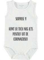 Baby Rompertje met tekst 'Surprise, komt er toch nog iets positief uit de coronacrisis' | mouwloos l | wit zwart | maat 62/68 | cadeau | Kraamcadeau | Kraamkado