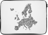 Laptophoes 13 inch - Europakaart met patroon van grijze tropische bladeren - zwart wit - Laptop sleeve - Binnenmaat 32x22,5 cm - Zwarte achterkant