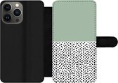 Bookcase Geschikt voor iPhone 13 Pro telefoonhoesje - Stippen - Groen - Zwart - Met vakjes - Wallet case met magneetsluiting