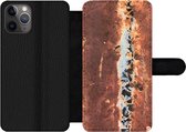 Bookcase Geschikt voor iPhone 11 Pro telefoonhoesje - Plaat - Staal - Roest print - Met vakjes - Wallet case met magneetsluiting