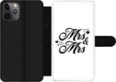 Bookcase Geschikt voor iPhone 11 Pro telefoonhoesje - 'Mrs & Mrs' - Spreuken - Quotes - Trouwen - Met vakjes - Wallet case met magneetsluiting