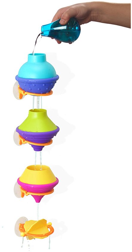 Stapelbare badspeeltjes in blauw, groen, geel en roze, met een hand die water erin giet.
