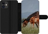Bookcase pour iPhone 12 Pro Max Bookcase - Paarden - Poulain - Nature - Avec poches - Étui portefeuille avec fermeture magnétique