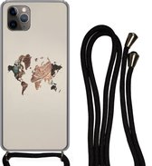 Hoesje met koord Geschikt voor iPhone 11 Pro Max - Wereldkaart - Hout - Bruin - Siliconen - Crossbody - Backcover met Koord - Telefoonhoesje met koord - Hoesje met touw