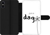 Bookcase Geschikt voor iPhone XS Max telefoonhoesje - Spreuken - Pluk de dag - Quotes - Carpe diem - Met vakjes - Wallet case met magneetsluiting