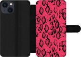 Bookcase Geschikt voor iPhone 13 telefoonhoesje - Dierenprint - Slangenhuid - Roze - Met vakjes - Wallet case met magneetsluiting