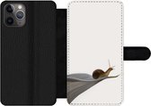 Bookcase Geschikt voor iPhone 11 Pro telefoonhoesje - Slak - Lelie - Grijs - Met vakjes - Wallet case met magneetsluiting