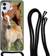 Hoesje met koord Geschikt voor iPhone 12 Mini - Paarden - Veulen - Gras - Siliconen - Crossbody - Backcover met Koord - Telefoonhoesje met koord - Hoesje met touw