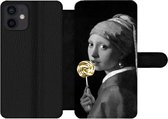 Bookcase Geschikt voor iPhone 12 Mini telefoonhoesje - Meisje met de parel - Lolly - Black en gold - Met vakjes - Wallet case met magneetsluiting