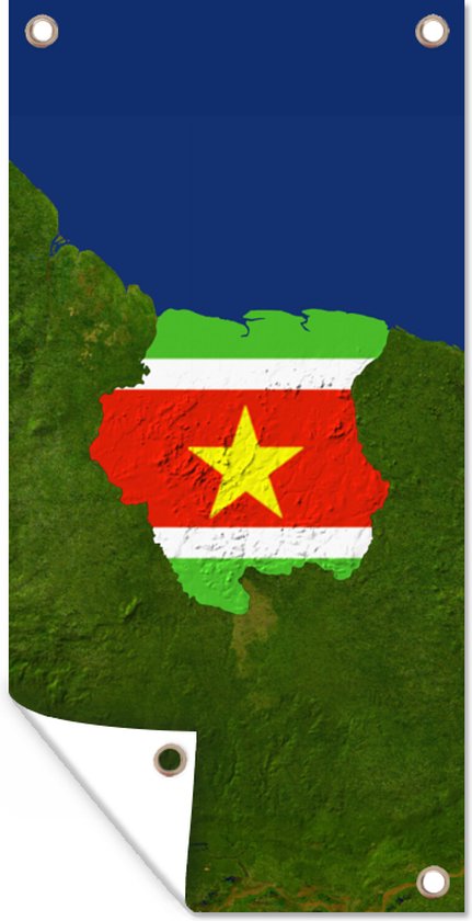 Een satellietbeeld van Suriname met de vlag van het land eroverheen