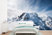 Behang - Fotobehang Besneeuwde Mont Blanc met lucht - Breedte 600 cm x hoogte 400 cm