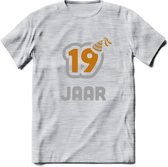 19 Jaar Feest T-Shirt | Goud - Zilver | Grappig Verjaardag Cadeau Shirt | Dames - Heren - Unisex | Tshirt Kleding Kado | - Licht Grijs - Gemaleerd - L