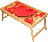 Ontbijt op bed houten dienblad met kunststof rood hartjes bord en 144 rozenblaadjes 59 x 30 cm - Valentijnsdag verrassingspakket