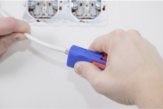Blauwe kabelstripper met rode inzetstukken, met coaxkabel.