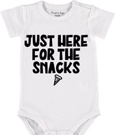 Baby Rompertje met tekst 'Just here for the snacks' | Korte mouw l | wit zwart | maat 62/68 | cadeau | Kraamcadeau | Kraamkado