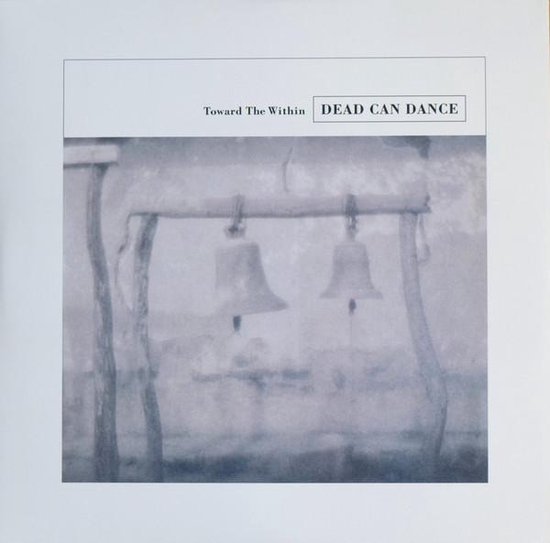 Albumcover met de tekst 'Toward The Within' en 'DEAD CAN DANCE'. Twee klokken hangen aan een houten balk, met vage, sfeervolle achtergrond.