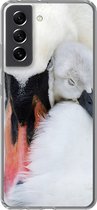 Geschikt voor Samsung Galaxy S21 FE hoesje - Close-up van zwaan met jong - Siliconen Telefoonhoesje