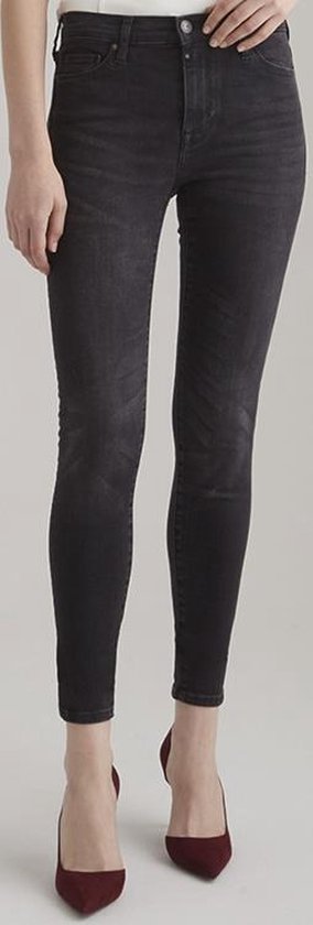 Gedetailleerde weergave van een skinny jeans in de kleur 'black vintage' op een model.