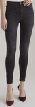 Gedetailleerde weergave van een skinny jeans in de kleur 'black vintage' op een model.