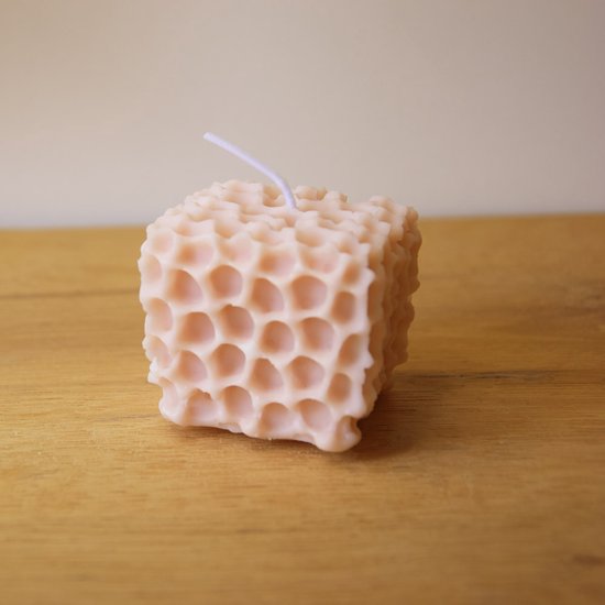 Honingraat kaars - Honeycomb candle - 5x5 cm - roze - handgemaakt - koolzaadwas