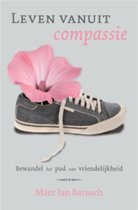 Boek 'Leven vanuit compassie' met op de cover een grijze sneaker met een grote roze bloem erin. Tekst: 'Bewandel het pad van vriendelijkheid', Marc Ian Barasch.