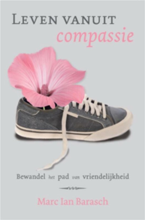 Boek 'Leven vanuit compassie' met op de cover een grijze sneaker met een grote roze bloem erin. Tekst: 'Bewandel het pad van vriendelijkheid', Marc Ian Barasch.