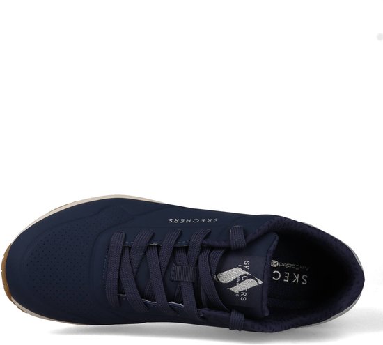 Bovenaanzicht van een donkerblauwe Skechers sneaker met veters en beige zool.
