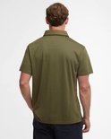 Donkergroene polo met korte mouwen, gedragen door een man van achteren.