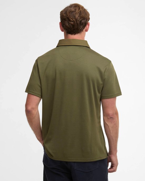 Donkergroene polo met korte mouwen, gedragen door een man van achteren.