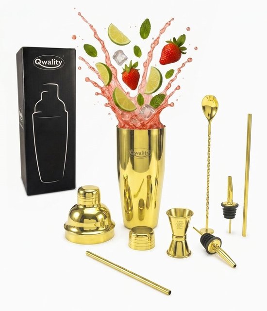 Ensemble de shaker à cocktail doré avec un shaker, un jigger, des cuillères et des pailles, entouré de fruits et de glaçons.