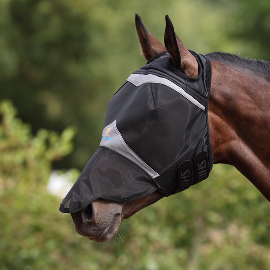 Bruin paard met zwart vliegenmasker zonder oren, met logo en reflecterende rand.