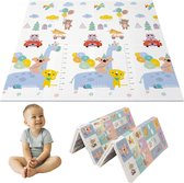 Speelkleed met giraffen, leeuwen en auto's. Zittende baby en gevouwen kleed ernaast. Schaalverdeling zichtbaar.