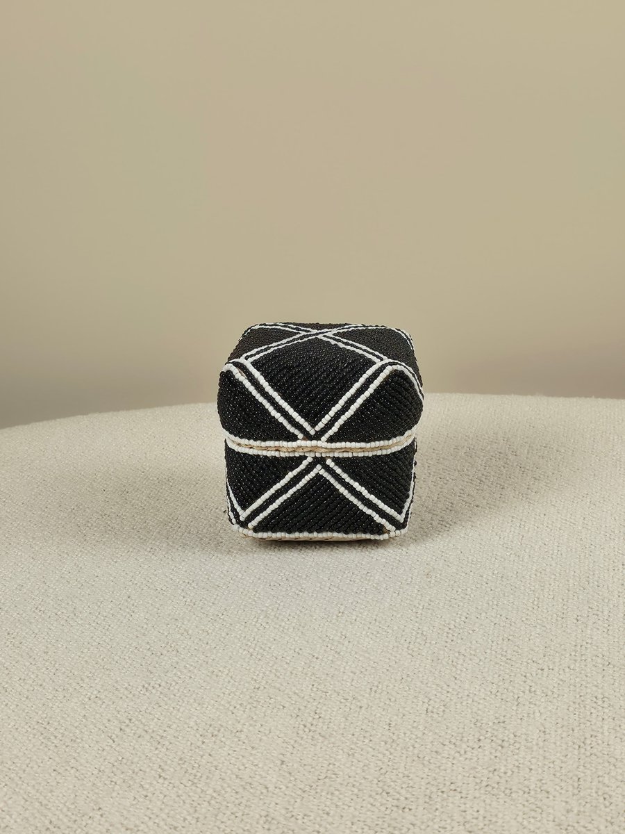 Blitzdeco - Offermandje - Xav - Handgemaakt bamboe met kralen - Zwart-wit - Modern design