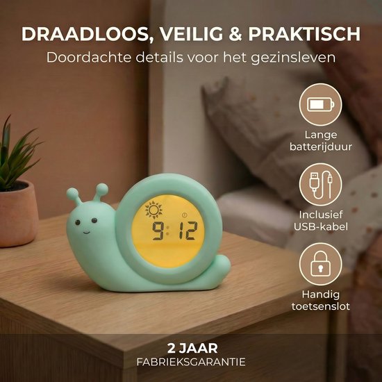 Mintgroene slak slaaptrainer op nachtkastje, met oplaadkabel en kindvriendelijke functies.